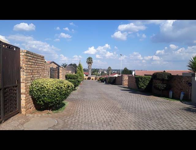 3 BEDROOM HOUSE FOR SALE IN GROBLERPARK EXT